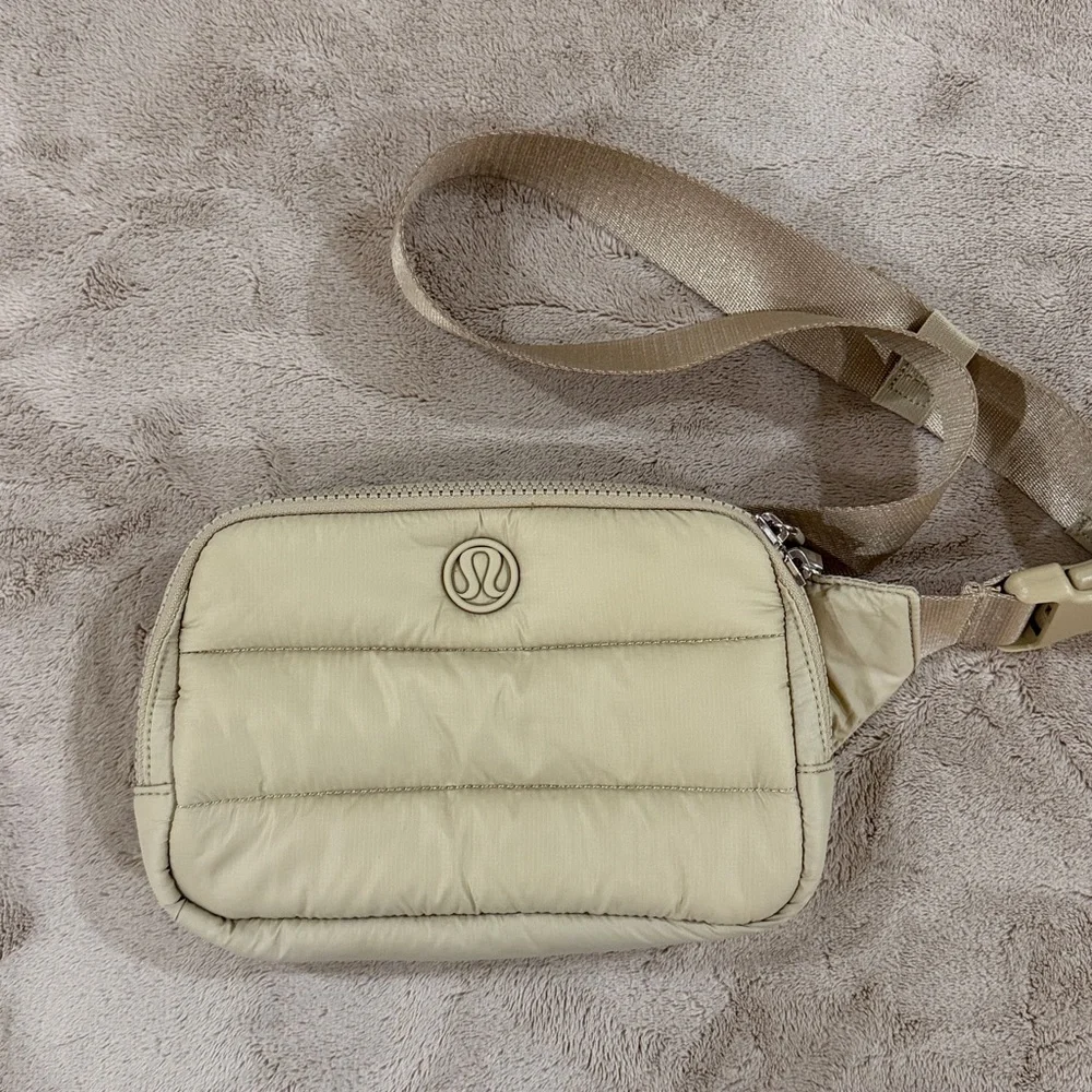 lululemon athletica Everywhere Belt Bag Large 2L *Wunder Puff - Color Trench - Picture 2 of 6